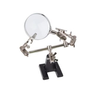 Troisième main avec loupe