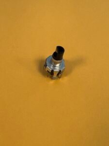 Encodeur rotatif avec poussoir momentané